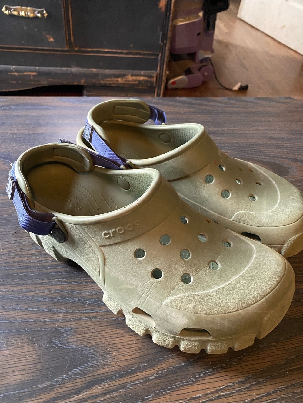 CROCS men’s Olive Green Clogs with navy Heel Strap
